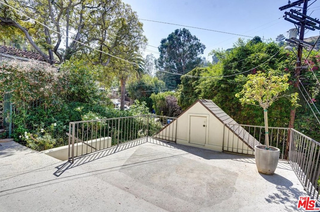 2070 Stanley Hills Dr, Los Angeles CA  90046-7752 exterior