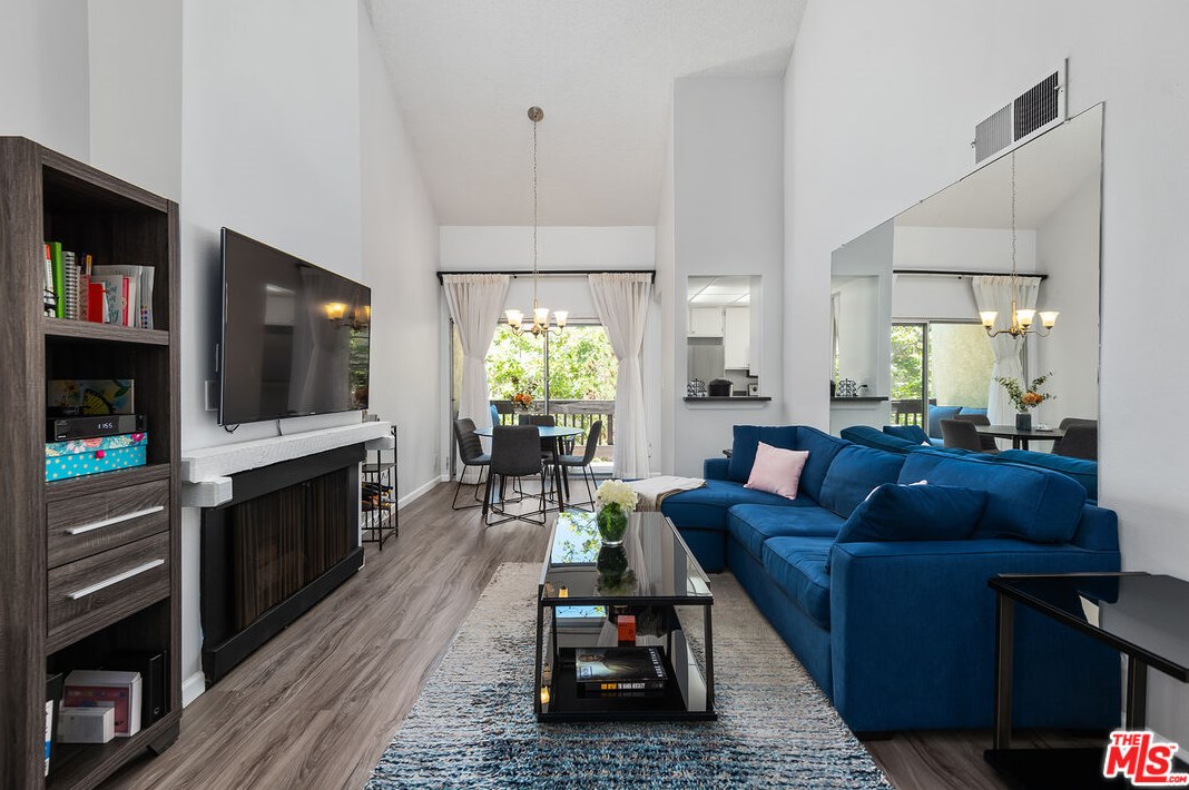 8307 Summertime Ln, Los Angeles, CA 90230-4571