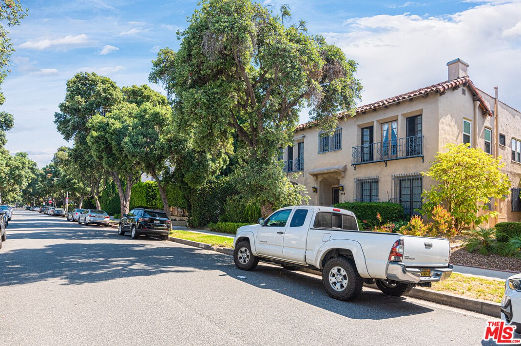 144 N Clark Dr, Beverly Hills, CA 90211