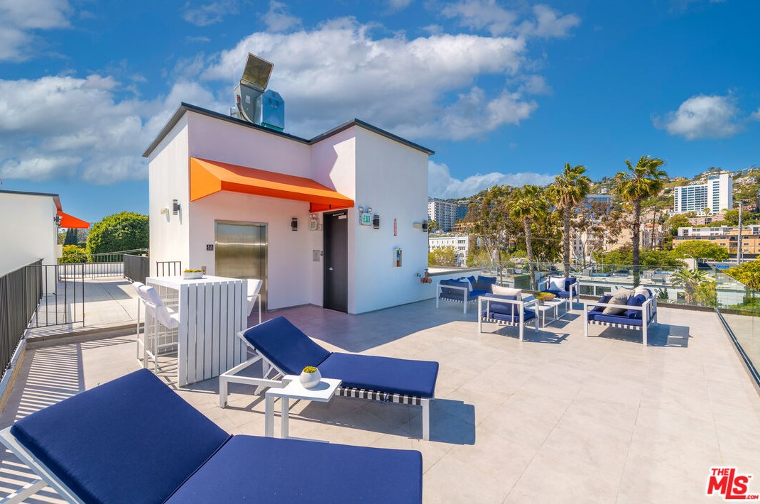 1017 Croft Ave, Los Angeles CA  90069-4227 exterior