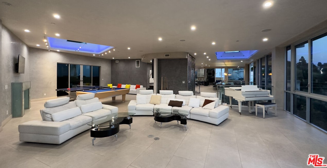 6425 Weidlake Dr, Los Angeles CA  90068-2277 exterior