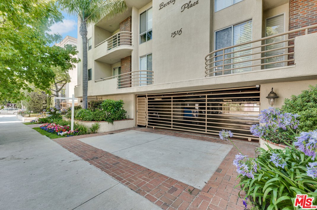 1516 Beverly Dr, Los Angeles, CA 90035-3059