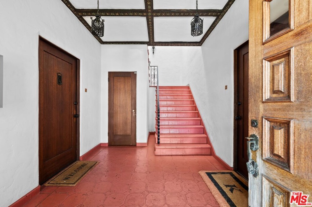162 Swall Dr, Beverly Hills, CA 90211-1965
