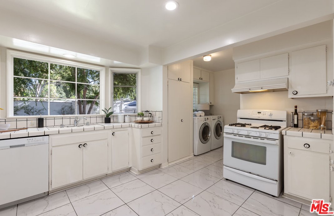 11600 Canton Pl, North Hollywood CA  91604-4163 exterior