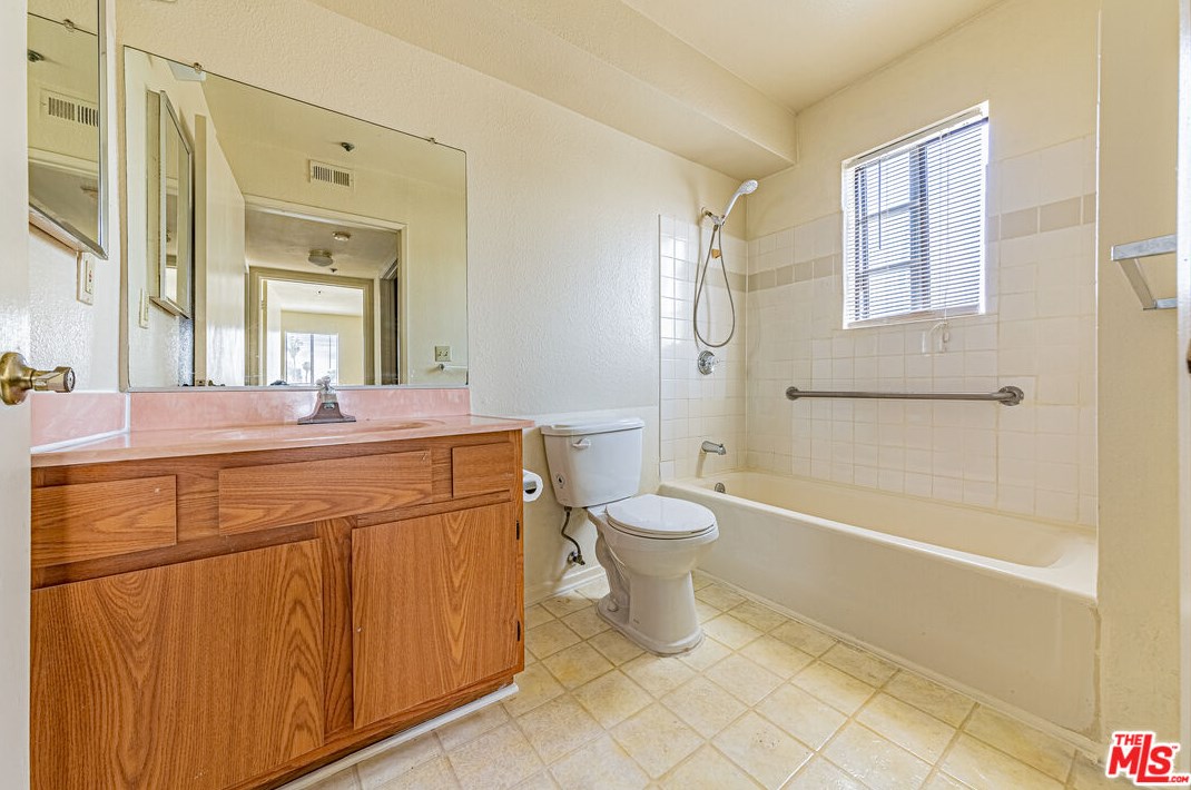 1029 Elden Ave, Los Angeles CA  90006-2958 exterior