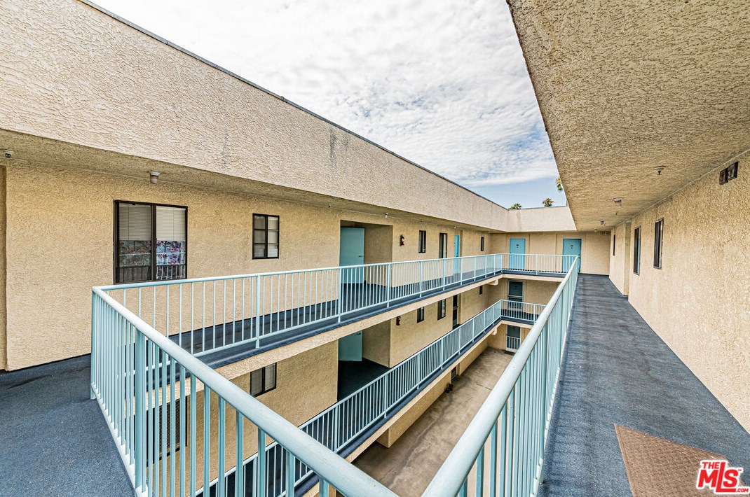 1029 Elden Ave, Los Angeles CA  90006-2958 exterior