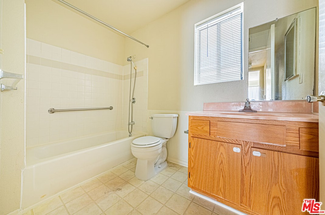 1029 Elden Ave, Los Angeles CA  90006-2958 exterior