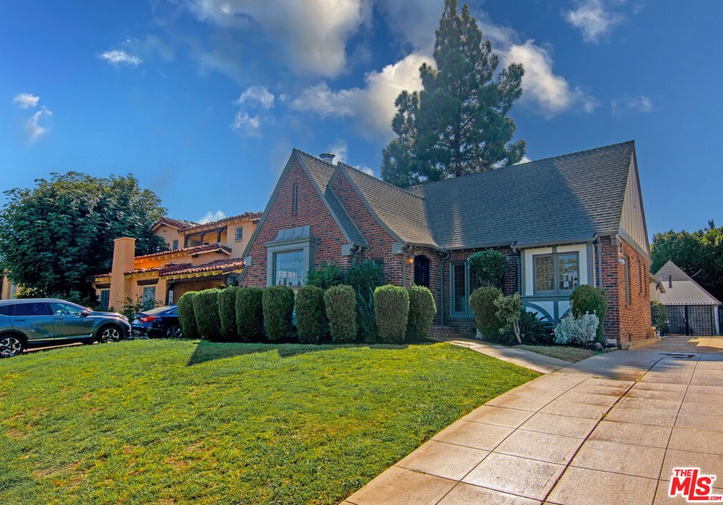 147 Fuller Ave, Los Angeles, CA 90036-2811