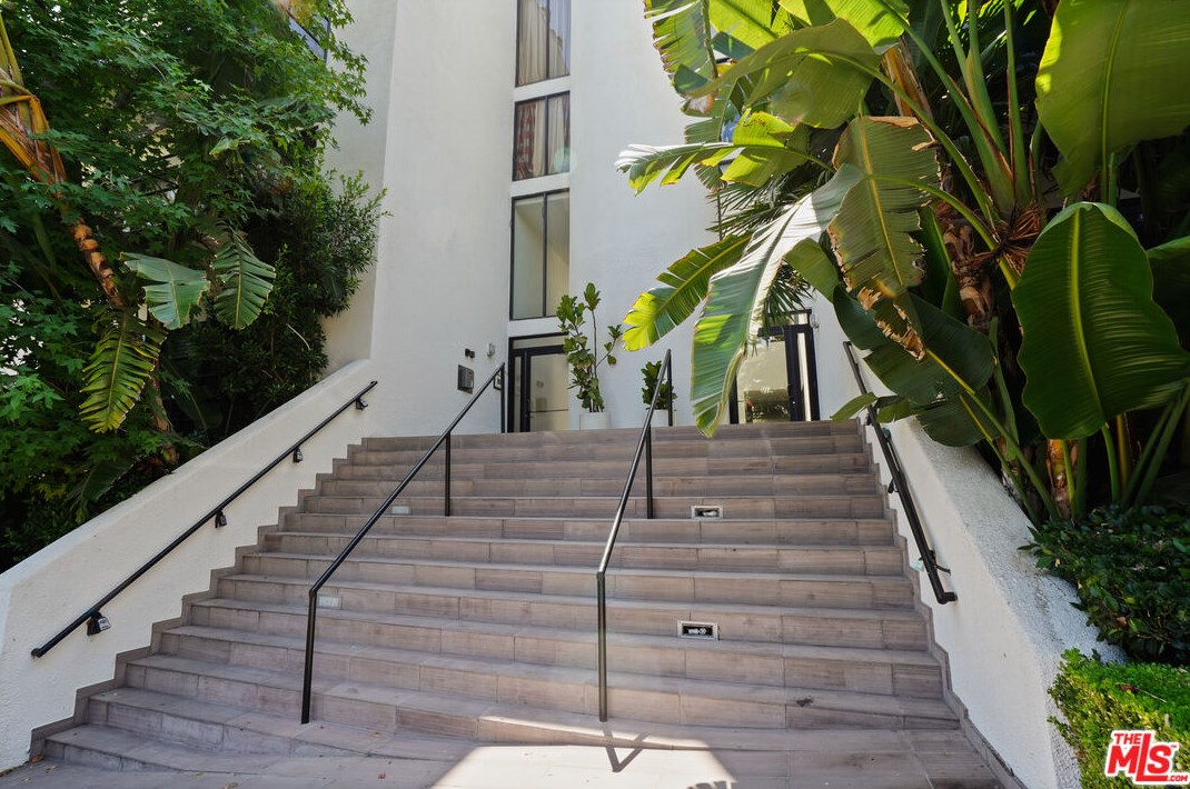 1201 Larrabee St, Los Angeles CA  90069-2033 exterior