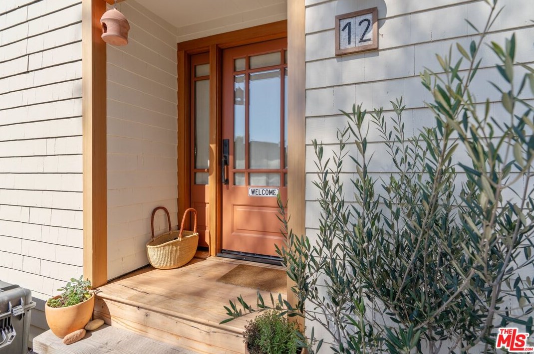 12 Paradise Cove Rd, Malibu, CA 90265-8012