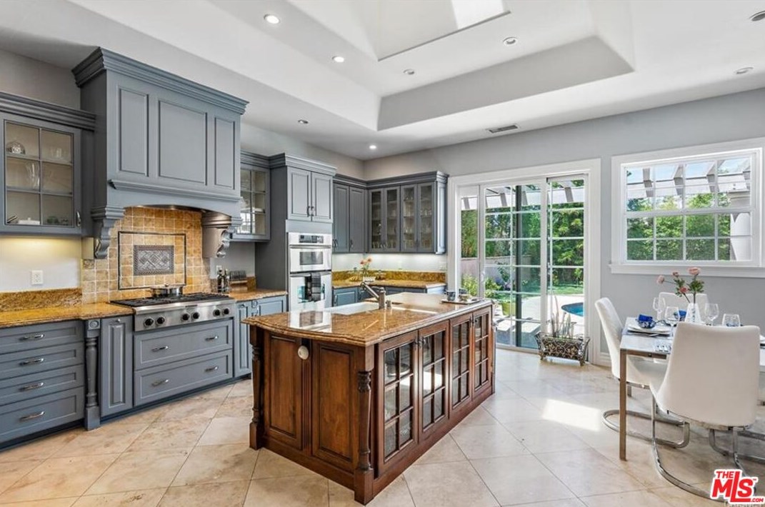 15459 Dickens St, Van Nuys, CA 91403