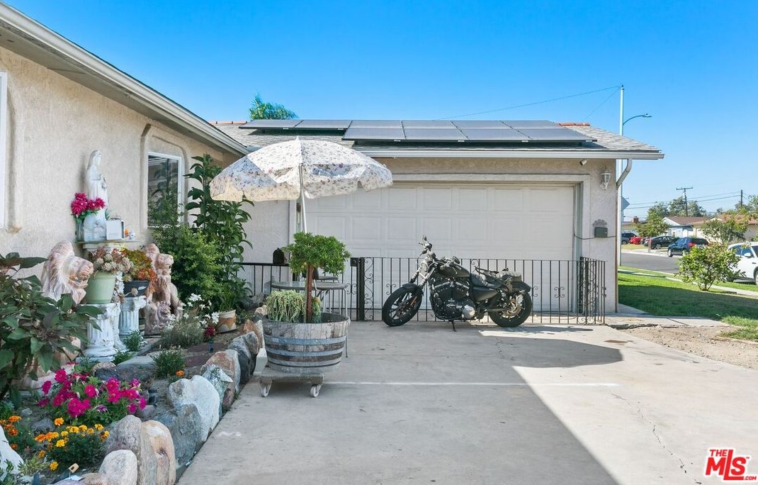 16871 Ross Ln, Huntington Beach, CA 92647-5054