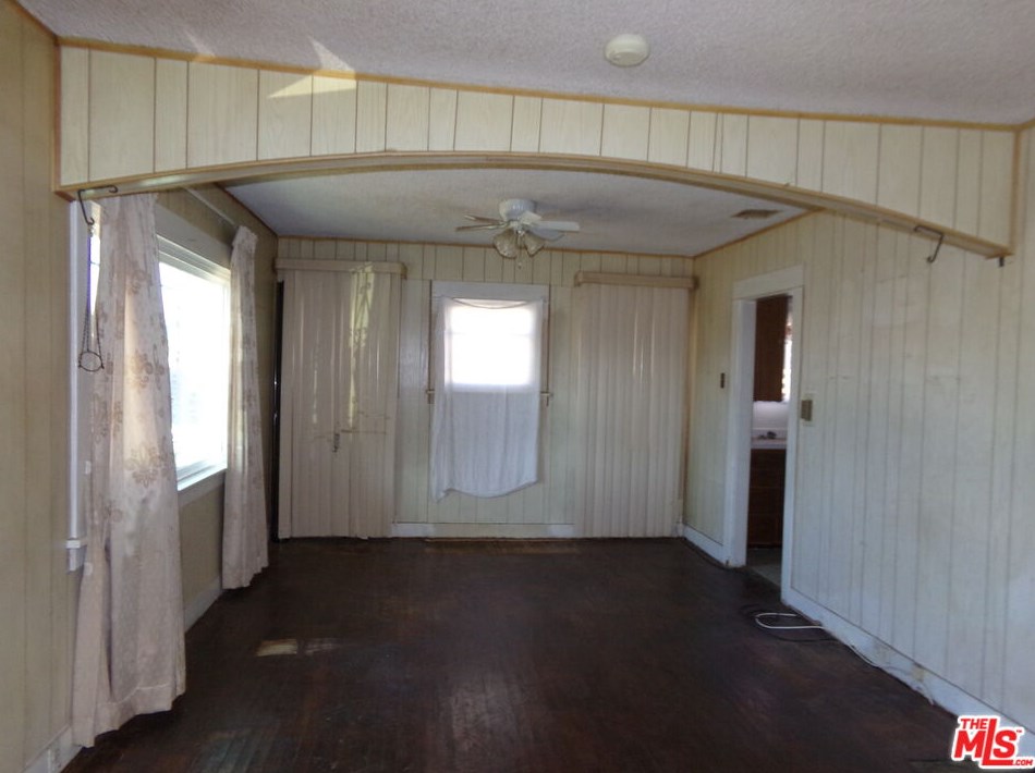 1548 66th St, Los Angeles, CA 90001-2066
