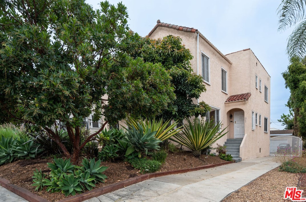 1360 Tremaine Ave, Los Angeles, CA 90019-1724