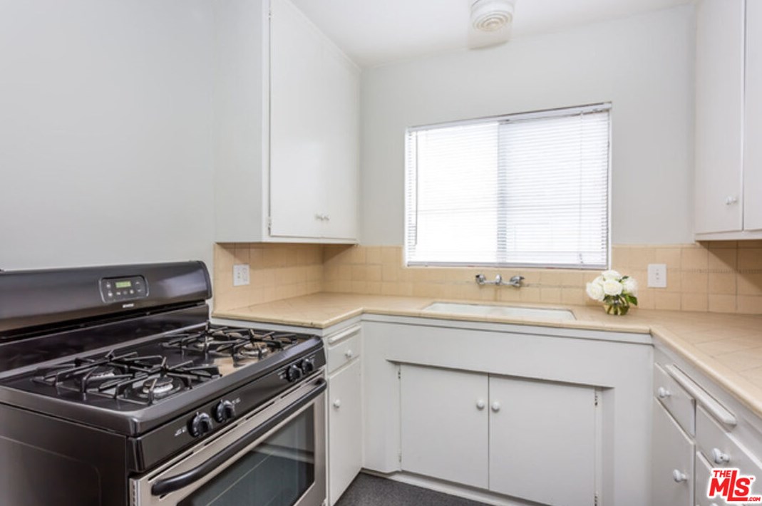 322 Huntley Dr, Los Angeles CA  90069-5002 exterior