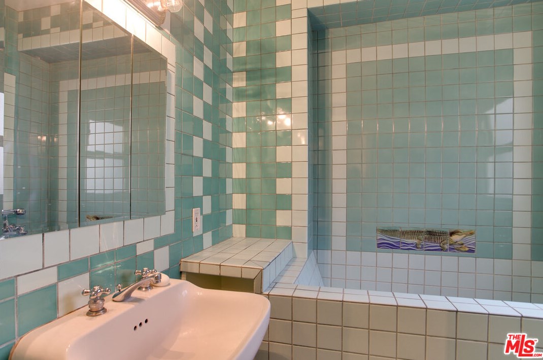 322 Huntley Dr, Los Angeles CA  90069-5002 exterior