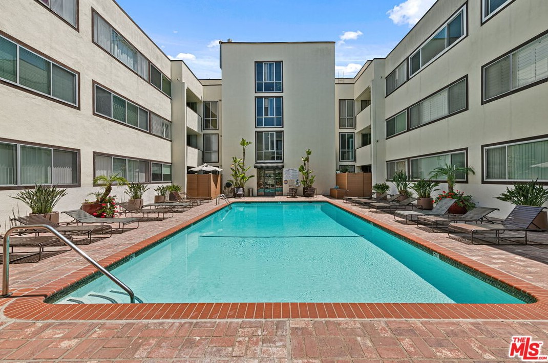 1015 Kings Rd, Los Angeles CA  90069-6015 exterior