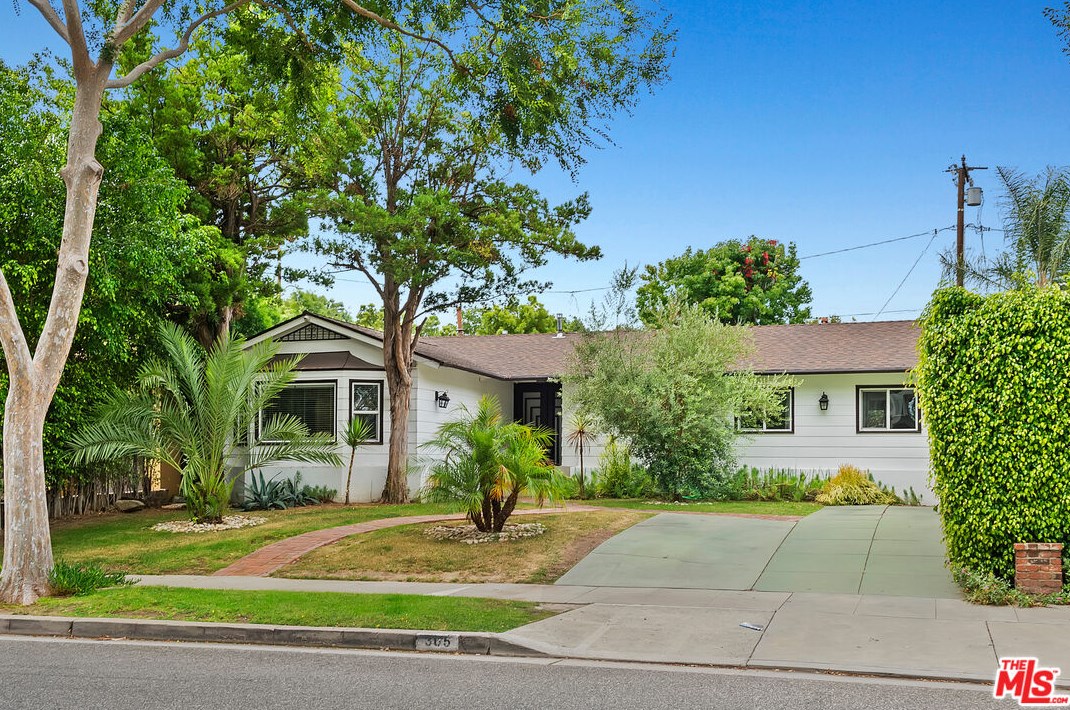 305 Crescent Dr, Beverly Hills, CA 90210-4855
