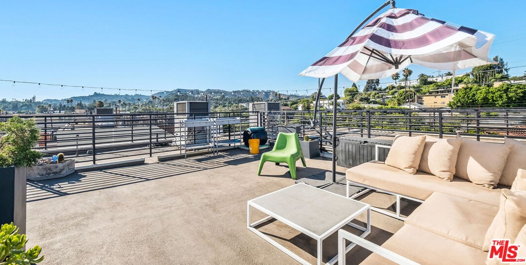 2920 Rowena Ave, Los Angeles CA  90039-4100 exterior