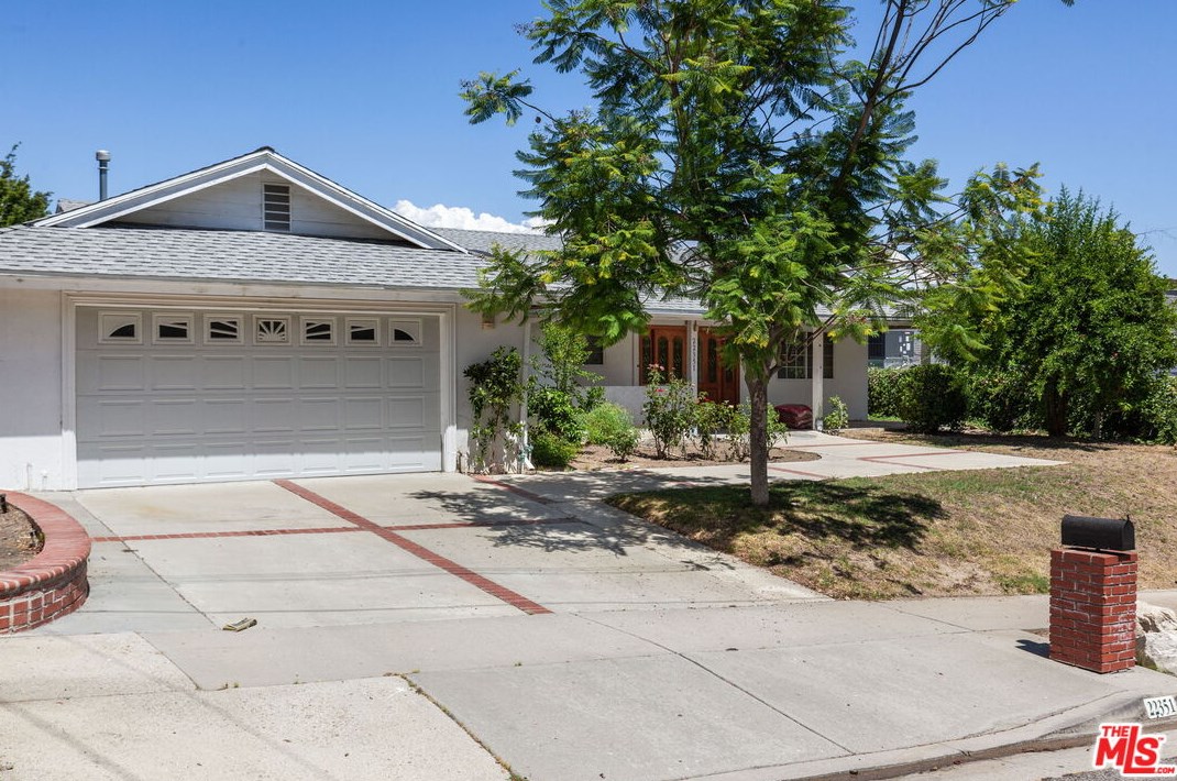 22351 De Grasse Dr, Calabasas, CA 91302-5115