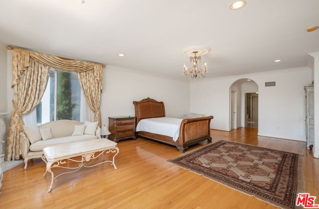 6469 Bryn Mawr Dr, Los Angeles, CA 90068