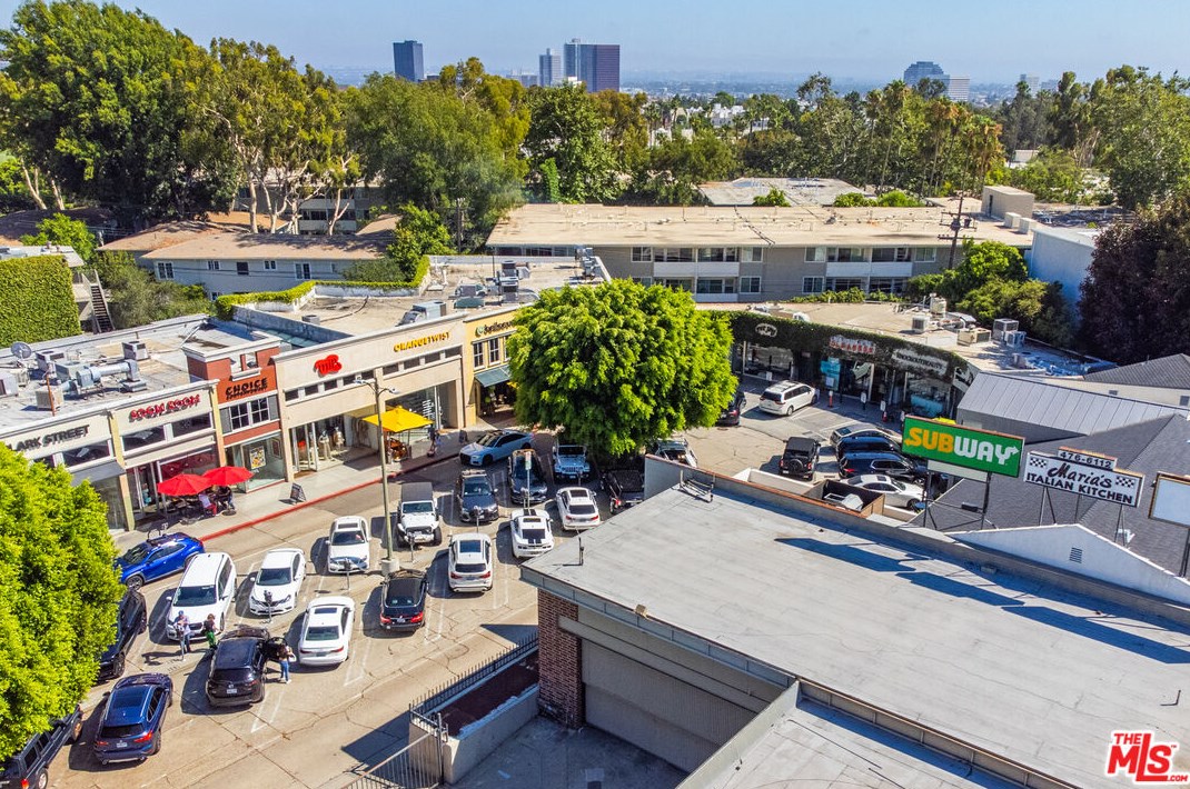 453 Barrington Ave, Los Angeles CA  90049-6411 exterior