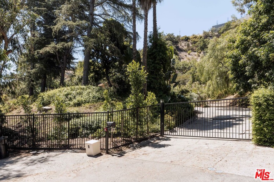 9618 Arrowood Dr, Beverly Hills, CA 90210