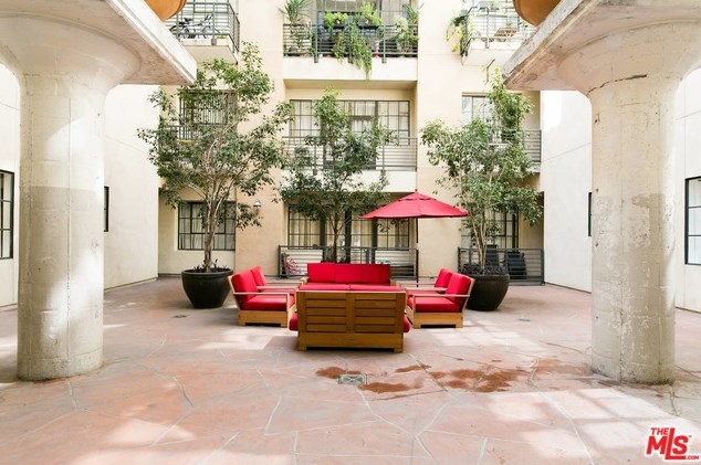420 San Pedro St, Los Angeles CA  90013-2182 exterior