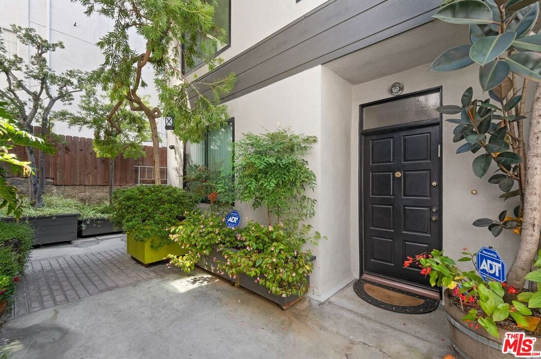 10793 Ashton Ave, Los Angeles, CA 90024-5057
