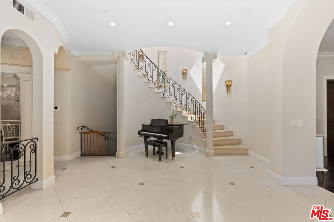 1465 N Robmar Dr, Beverly Hills, CA 90210