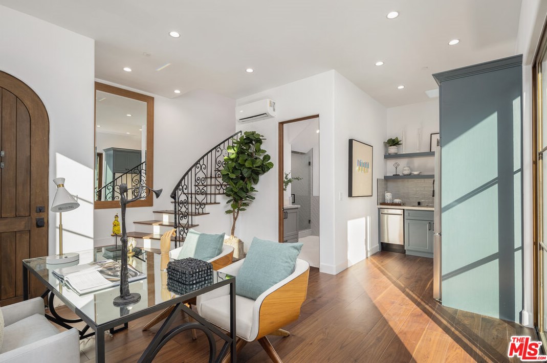 836 Muirfield Rd, Los Angeles CA  90005-3835 exterior