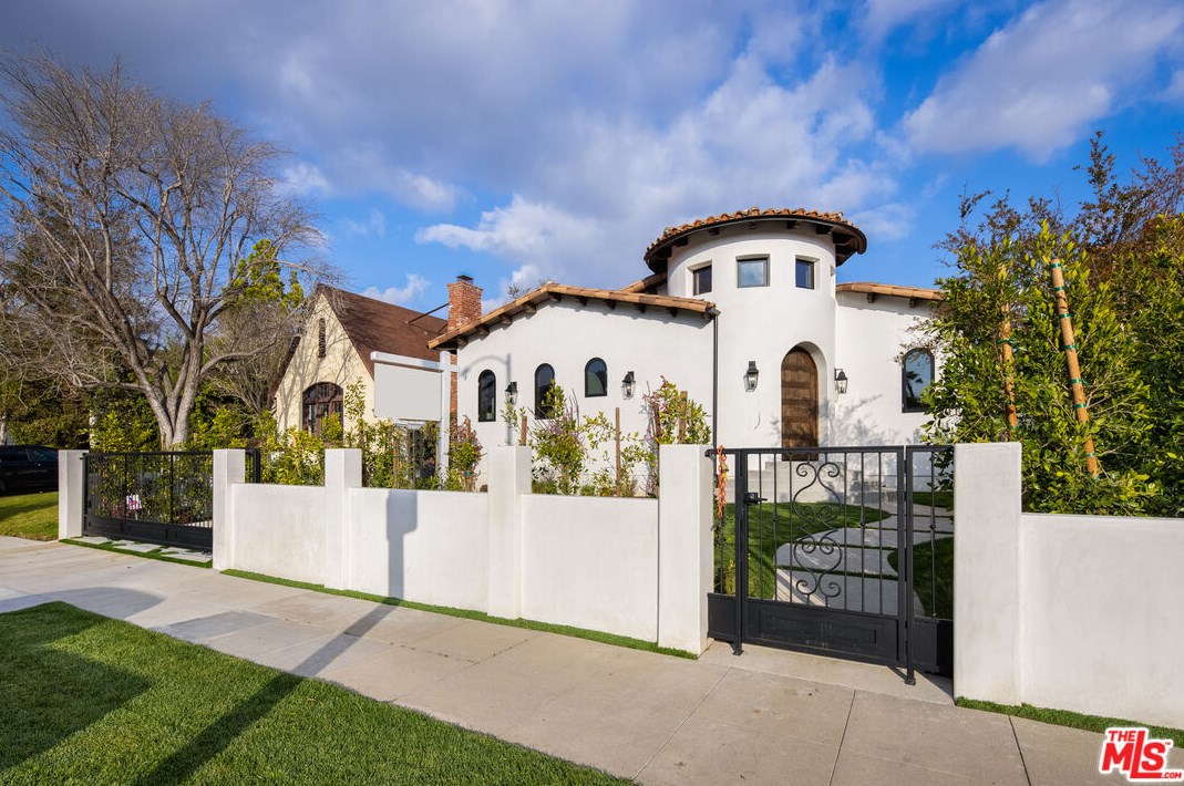 836 Muirfield Rd, Los Angeles CA  90005-3835 exterior