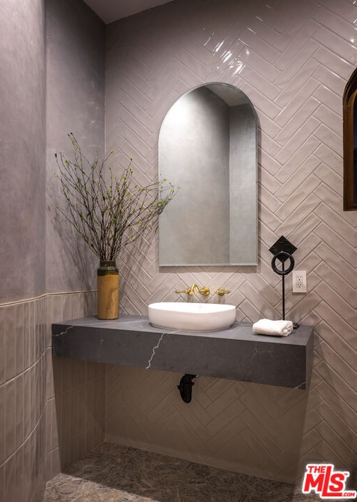 836 Muirfield Rd, Los Angeles CA  90005-3835 exterior