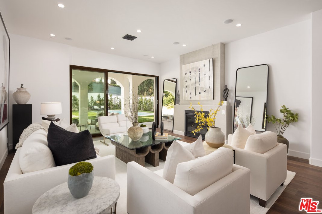 836 Muirfield Rd, Los Angeles CA  90005-3835 exterior