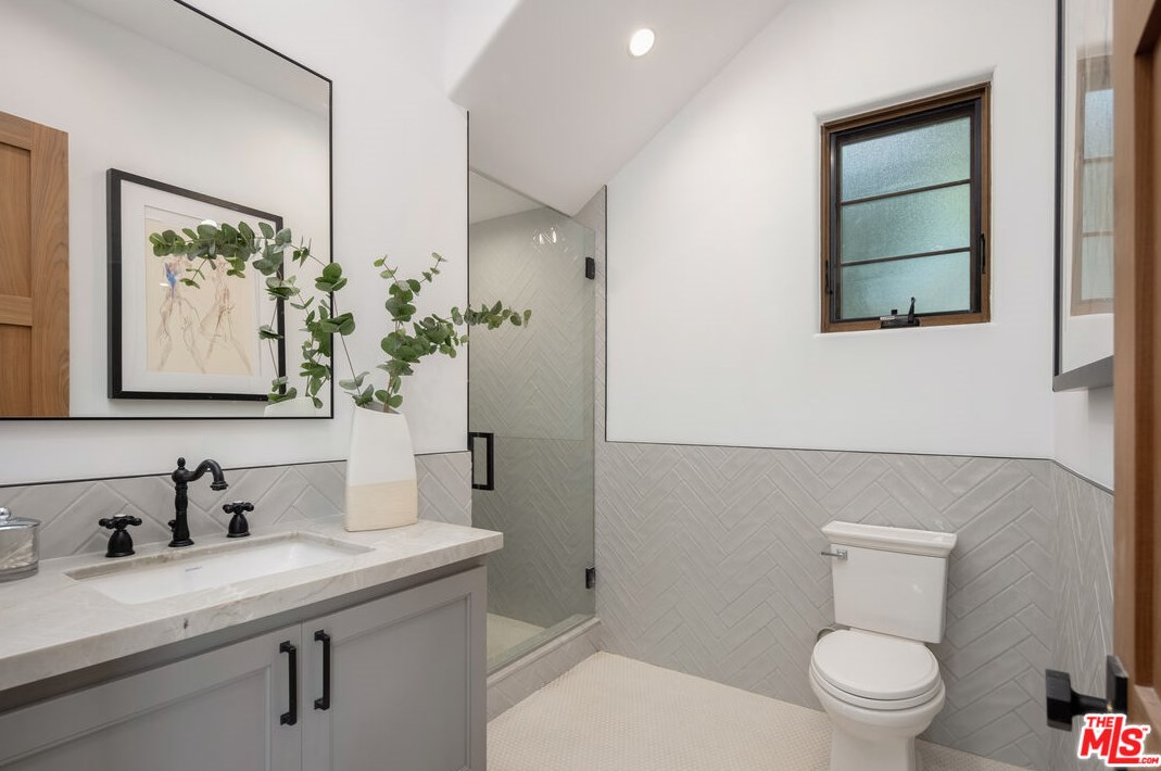 836 Muirfield Rd, Los Angeles CA  90005-3835 exterior