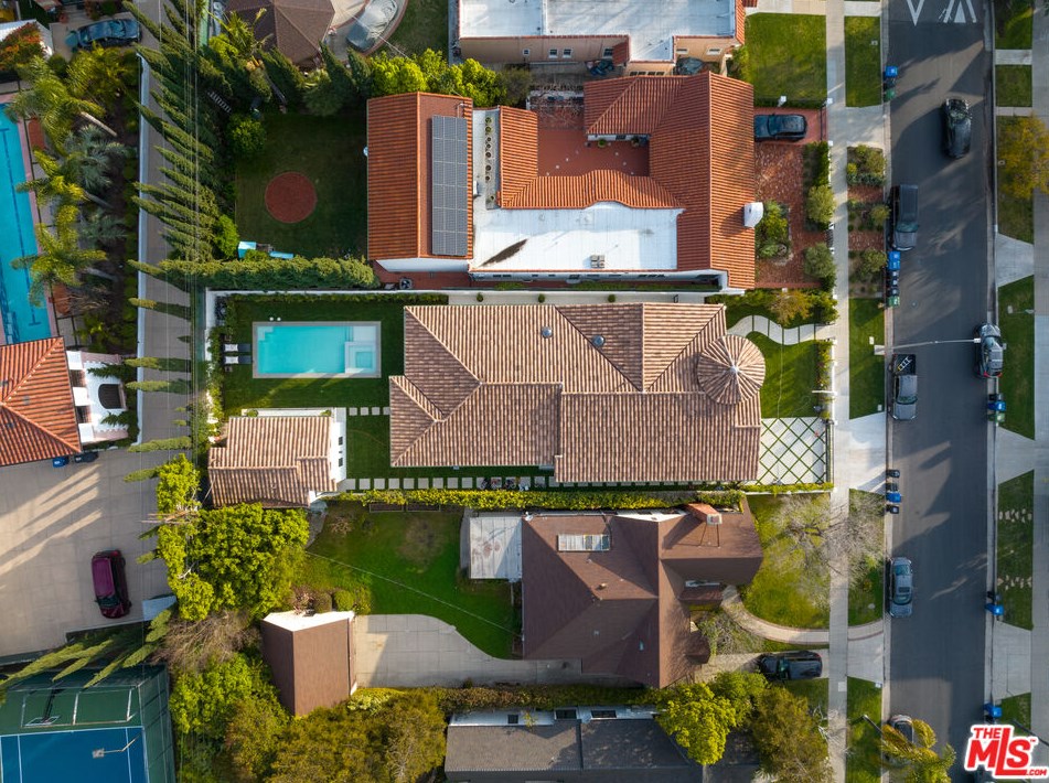 836 Muirfield Rd, Los Angeles CA  90005-3835 exterior