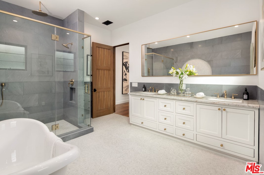 836 Muirfield Rd, Los Angeles CA  90005-3835 exterior