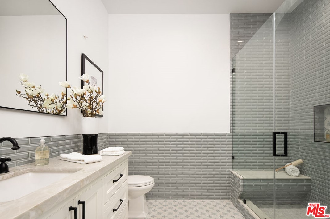 836 Muirfield Rd, Los Angeles CA  90005-3835 exterior