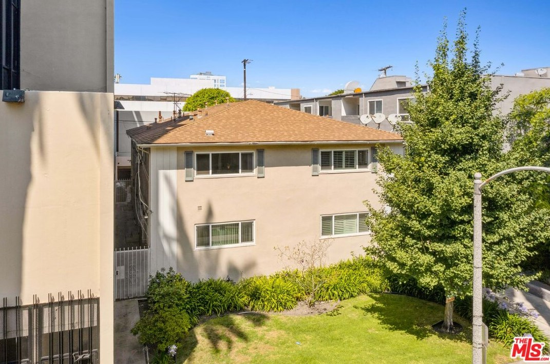 113 Hamilton Dr, Beverly Hills, CA 90211-2226