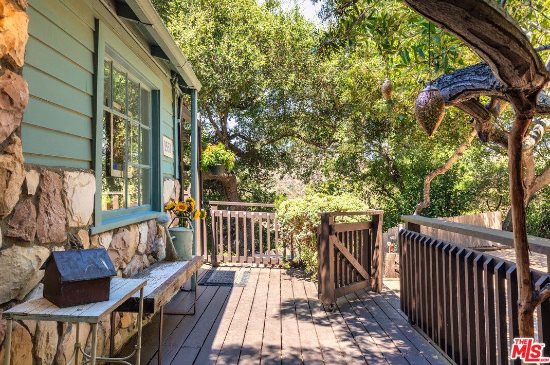 1553 Penny Rd, Topanga, CA 90290