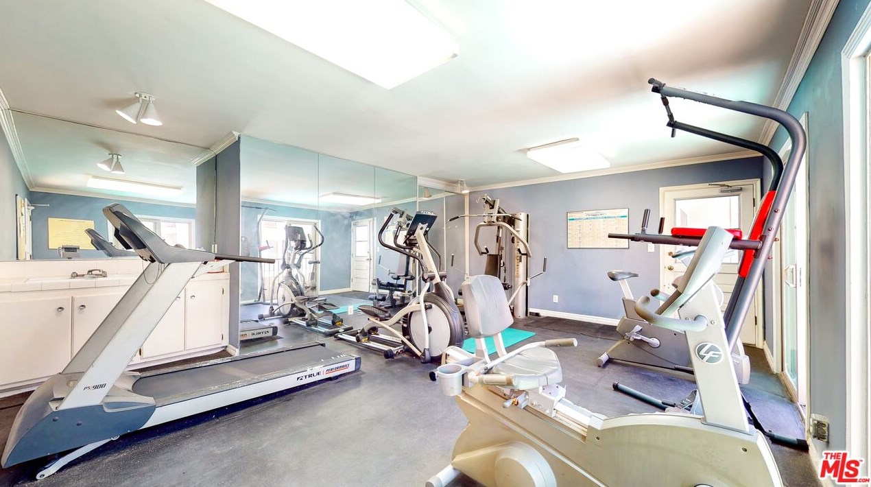 8650 Belford Ave, Los Angeles CA  90045-4550 exterior