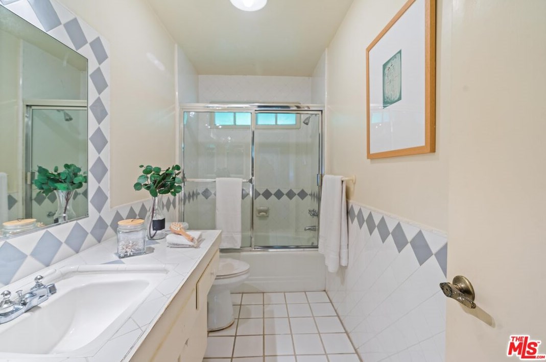 2251 Chelan Pl, Los Angeles CA  90068-2622 exterior