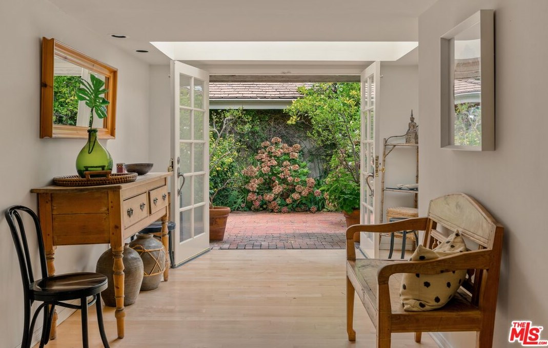 2251 Chelan Pl, Los Angeles, CA 90068-2622