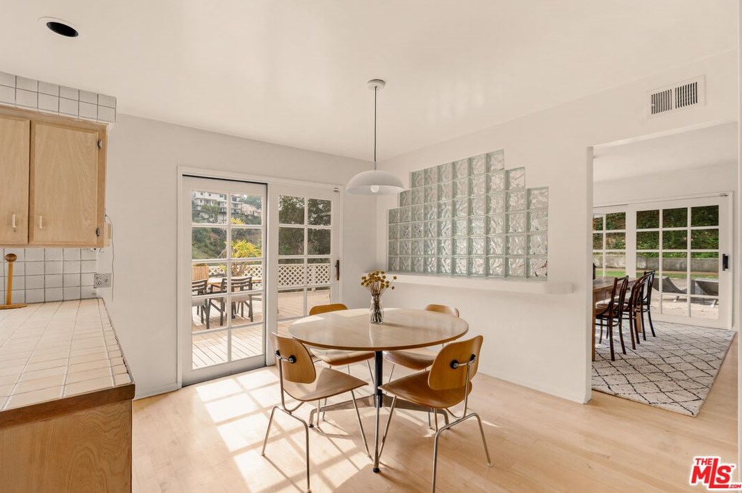 2251 Chelan Pl, Los Angeles CA  90068-2622 exterior