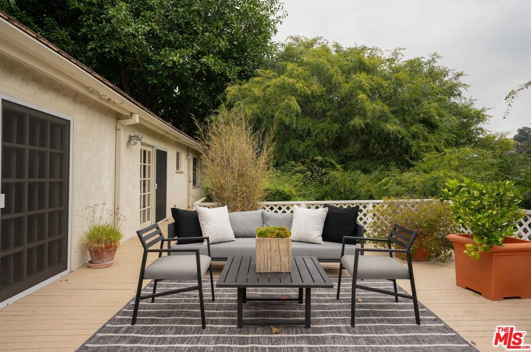 2251 Chelan Pl, Los Angeles CA  90068-2622 exterior