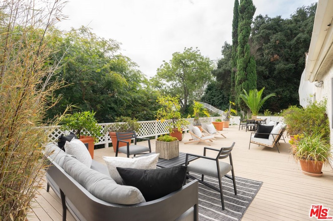 2251 Chelan Pl, Los Angeles CA  90068-2622 exterior