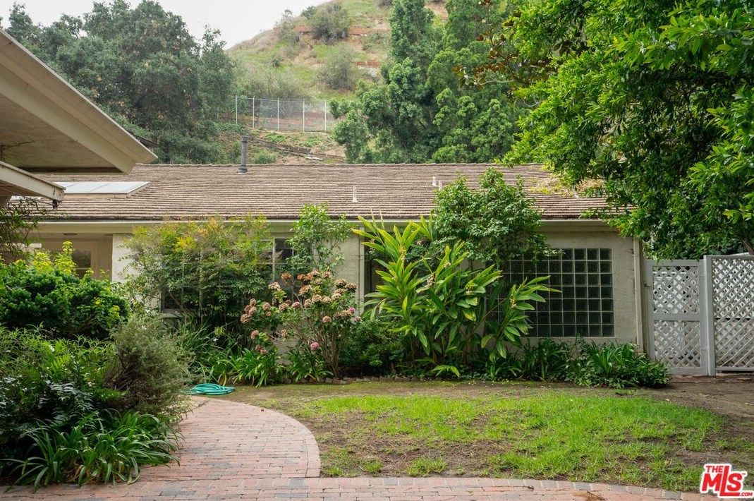 2251 Chelan Pl, Los Angeles CA  90068-2622 exterior