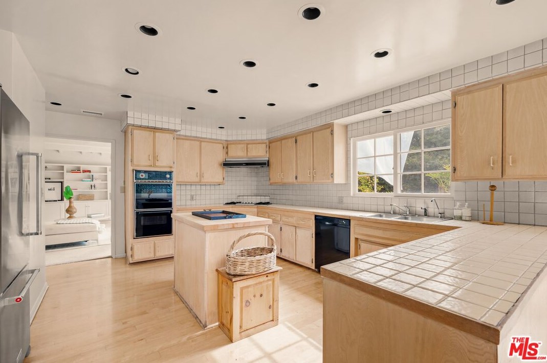 2251 Chelan Pl, Los Angeles CA  90068-2622 exterior