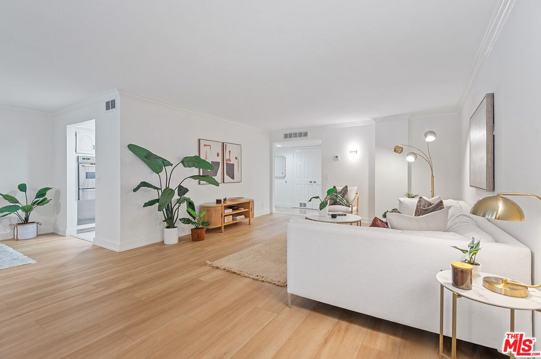 434 S Canon Dr #104, Beverly Hills, CA 90212
