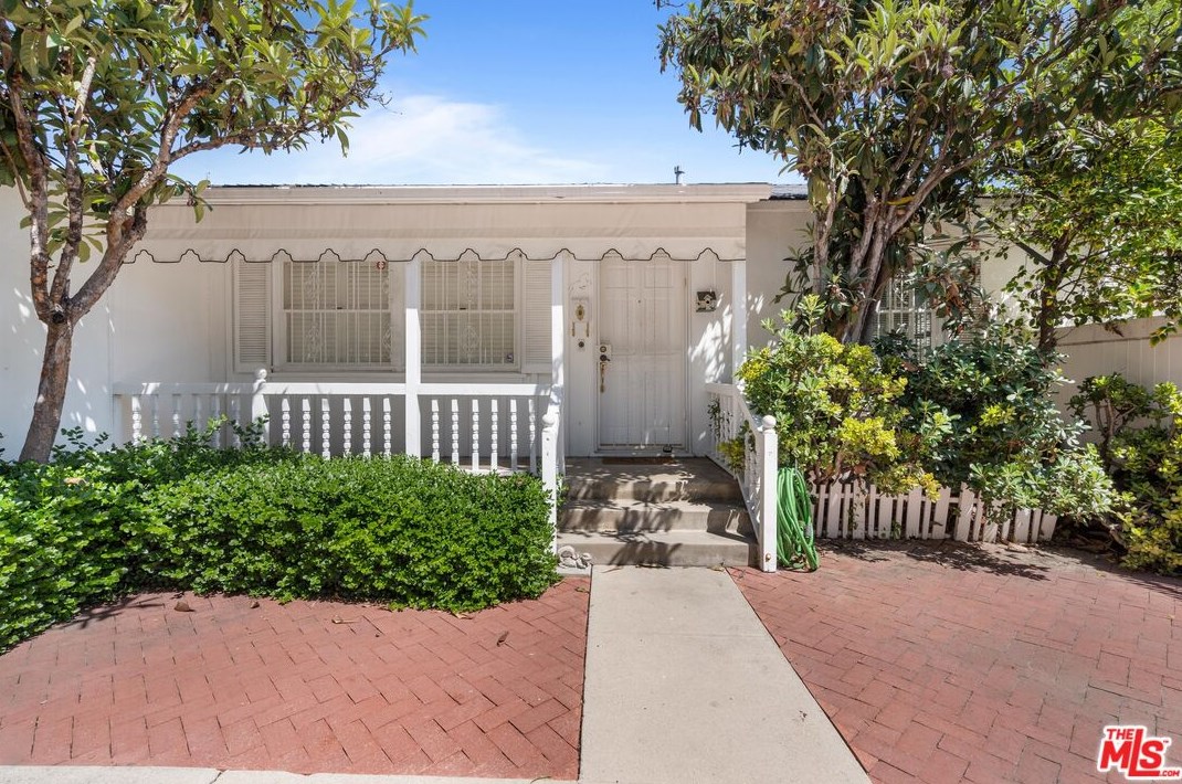 18813 Cantlay St, Los Angeles, CA 91335-2703